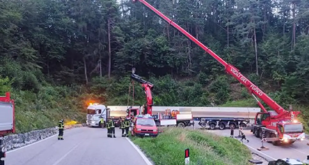 Il Tir con la trave gigante si incastra sulla curva: strada chiusa in Val di Non, poi ci pensano i pompieri