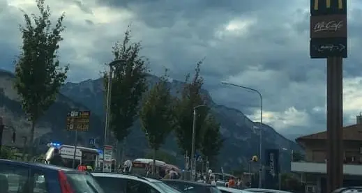 Moto contro monopattino: due feriti in via Brennero a Trento, grave un giovane di 21 anni