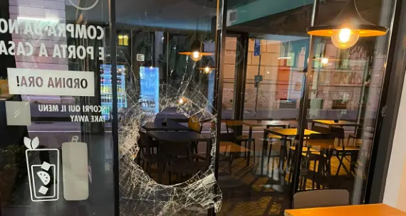 Spaccata al “Waikiki Poké” di via Verdi, il ladro sfonda la vetrina e se ne va con il monopattino