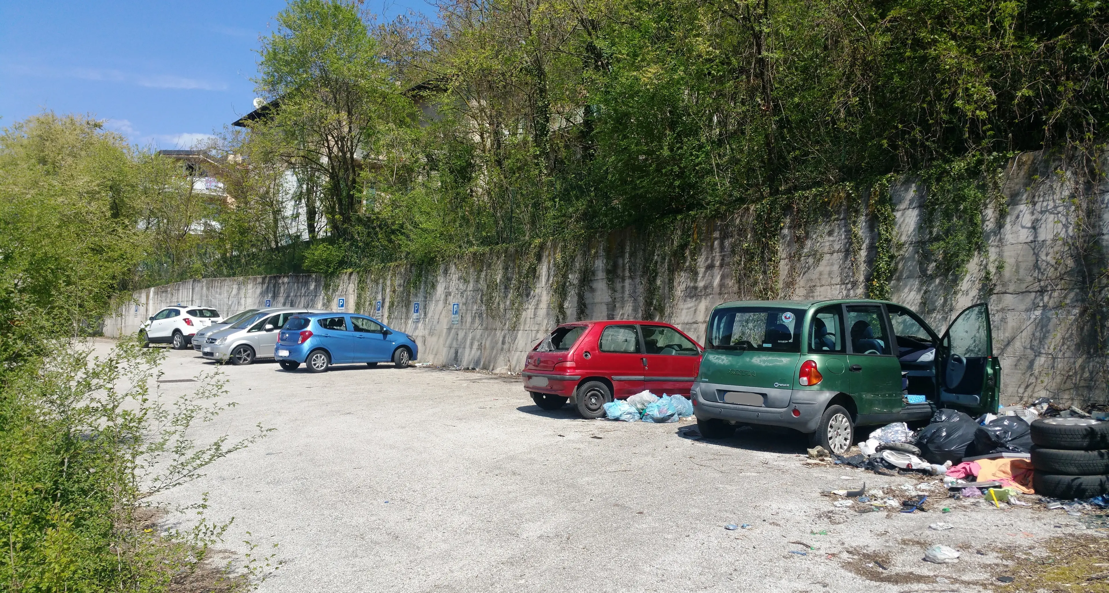 Mattarello, il «cimitero della auto» abbandonate da anni in via San Vicenzo