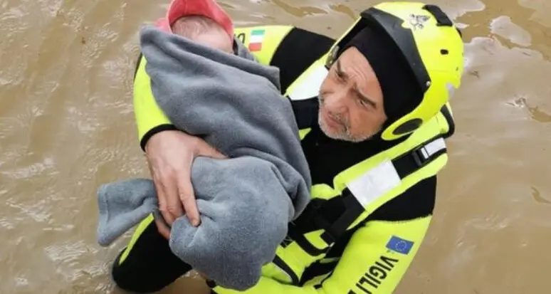 Maltempo in Toscana, il salvataggio nel Pistoiese di una neonata fa commuovere il web