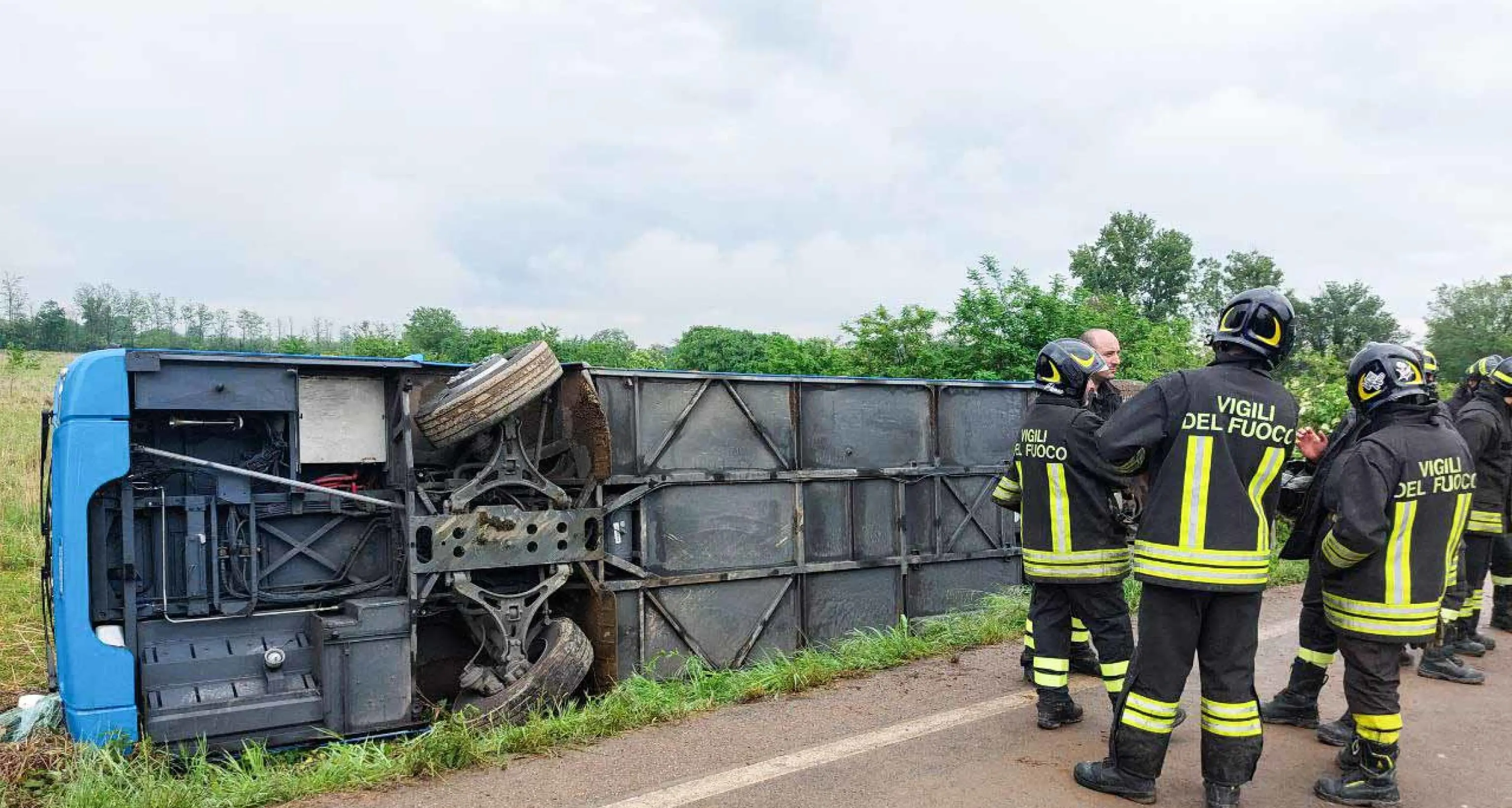 Si ribalta un pullman con studenti a bordo, mattinata di paura nel Bresciano