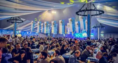 L'Oktoberfest delle Giudicarie: al lago di Roncone un weekend bavarese con birra, wurstel, bretzel e non solo