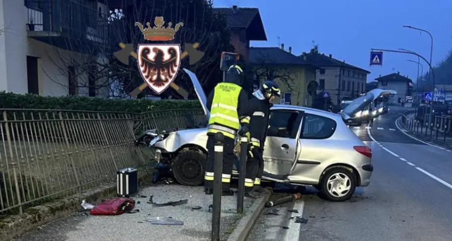 Lodrone, auto sfonda una recinzione: una persona ferita