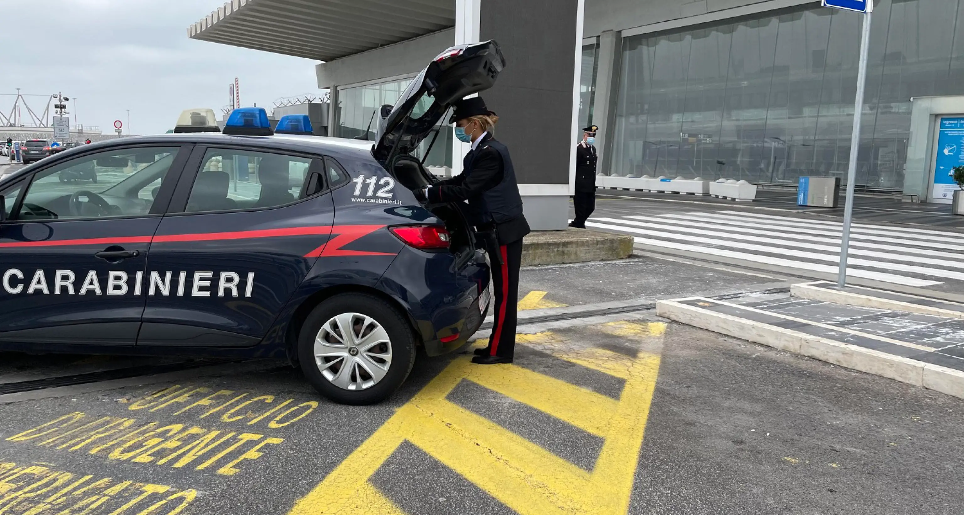 Lite in fabbrica, il padrone rompe una spalla all'operaio e poi lo trascina nel cortile e lo lascia lì: fermato dai carabinieri
