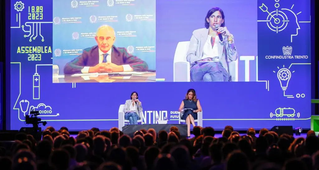 Industriali in assemblea a Riva, confronto Urso-Schlein: «Occupazione femminile e salari più alti per sbloccare l’Italia»