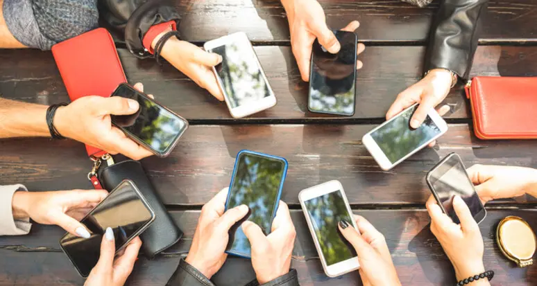 Ansia e astinenza da social, a rischio un adolescente su 10