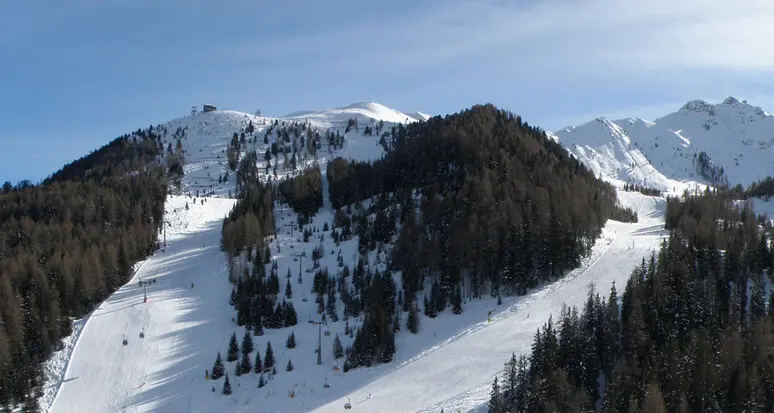 Scendono sulla pista chiusa e provocano una valanga: allarme all’Alpe Lusia