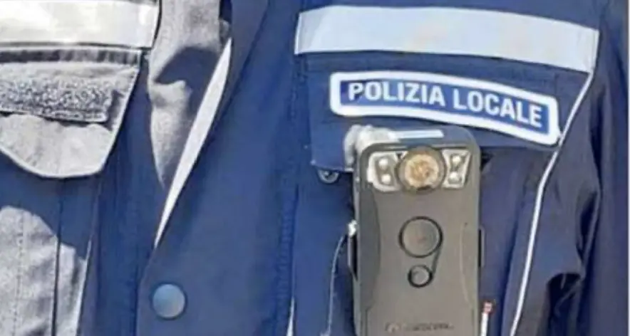 Polizia locale con la body-cam, via libera a Riva: “Saranno gli agenti ad attivarle”