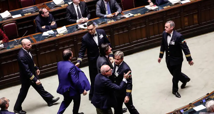 La Camera boccia il MES, maggioranza spaccata, e l'Europa ci osserva: unico paese UE a dire «no»