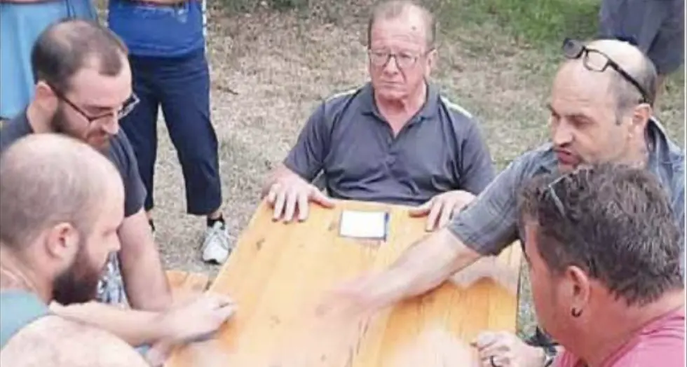 Noriglio, un torneo di morra in paese per pagare la lapide all'amico: la storia