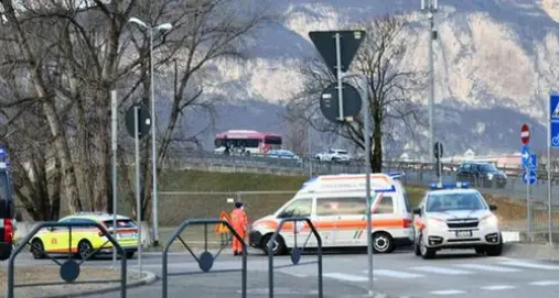 Scontro fra skateboard e bicicletta, due feriti sulla ciclopedonale di via Brennero a Trento