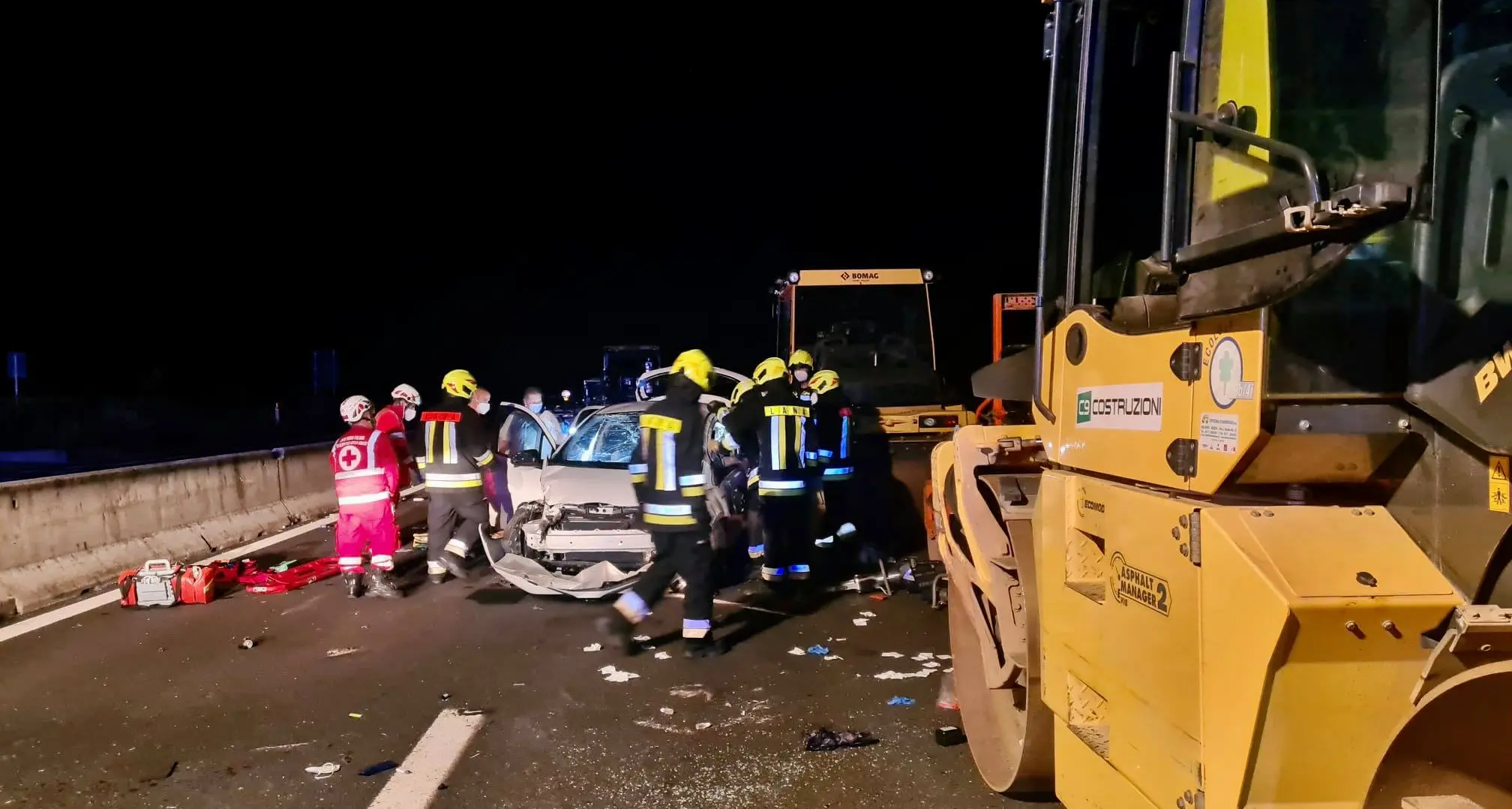 Finisce con l’auto contro una ruspa ferma nel cantiere: è grave