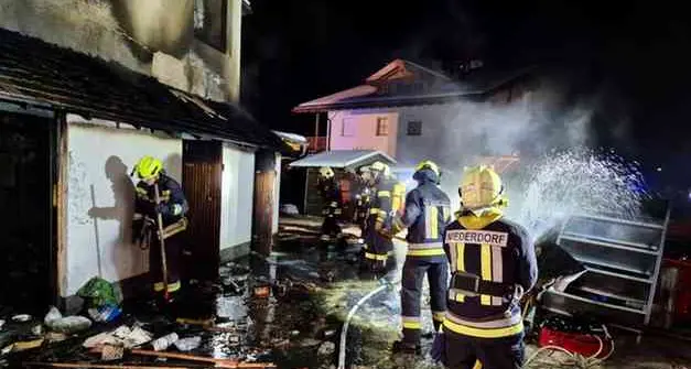 Notte di paura a Dobbiaco: prende fuoco un albergo, 45 persone evacuate