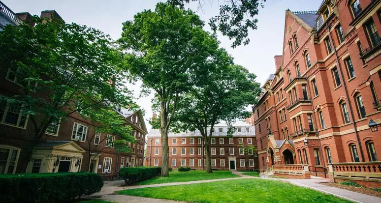 Harvard: corsi gratis alle famiglie con reddito inferiore a 200.000 dollari
