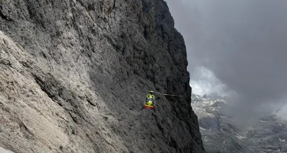 Salvataggio in parete per un alpinista caduto sulle Pale: l’elicottero lo preleva dalla Castiglioni-Detassis