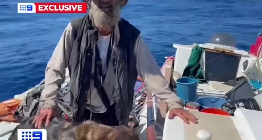 Sopravvivono tre mesi nell’Oceano con pesce crudo e acqua piovana: la storia di un marinaio e del suo cane