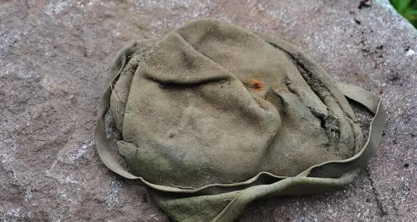 Eccezionale scoperta: il cappello dell’alpino del Battaglione Cividale spunta da una trincea di Busa Alta