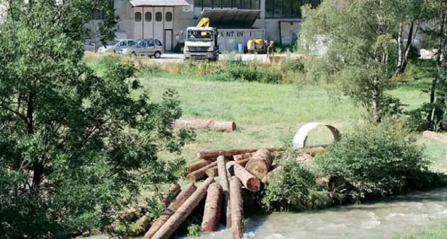 Pomeriggio di paura a Ossanna: scoppia un tubo, 50 grossi tronchi nel noce
