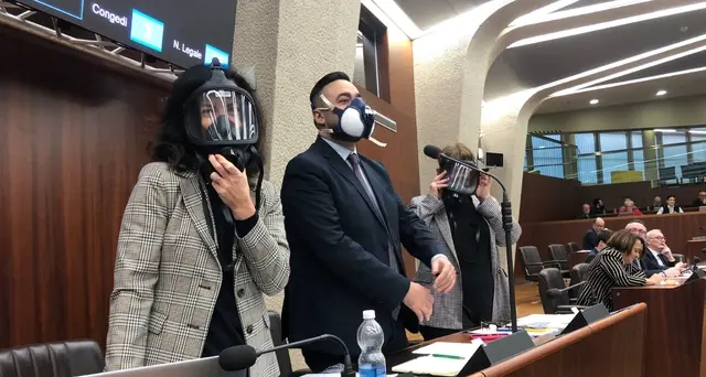 Smog: M5s Lombardia in Aula con le maschere antigas