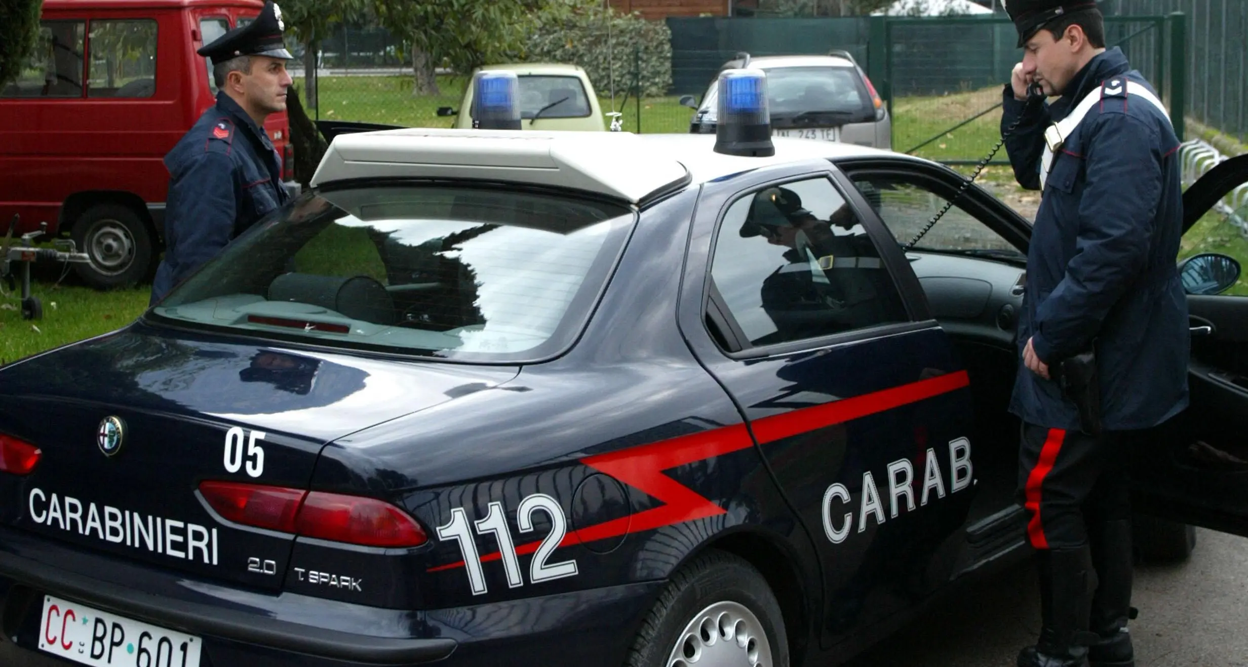 Castello di Fiemme: lancia un'accetta contro una donna e poi fugge ai Carabinieri, arrestato