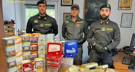 Droga: la Finanza sequestra undici chili di cocaina al Brennero (e un ettolitro di birra)
