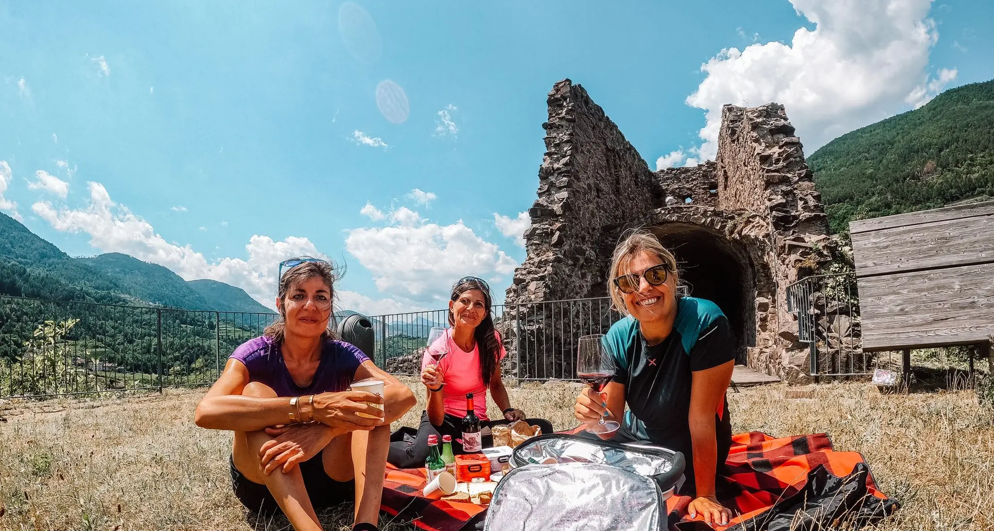Con le Donne di Montagna il picnic diventa “storico”: proprio davanti all’antico castello