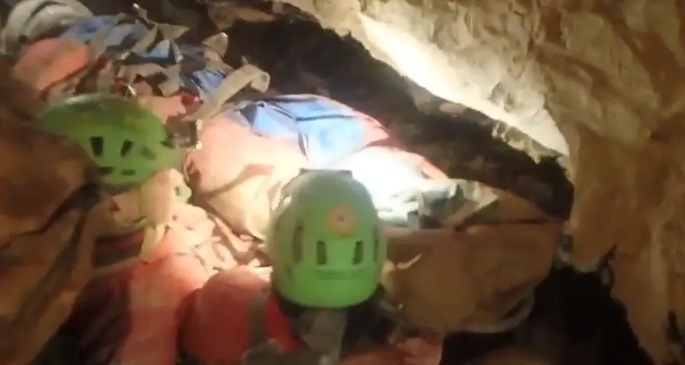 Speleologa intrappolata nella grotta: «la stiamo portando fuori, serviranno ancora un paio di giorni»