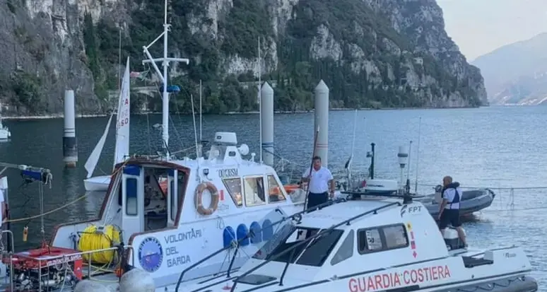 Non riemerge dopo il tuffo: un ragazzo di 16 anni perde la vita nel lago di Garda
