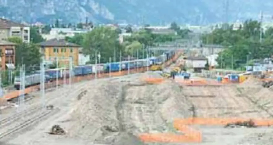 Bypass, riparto le demolizioni: ruspe al lavoro pure sul versante est di via Brennero