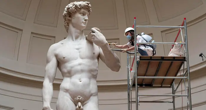 Il David di Michelangelo mostrato in classe, preside licenziata: i genitori sostengono sia «pornografia»