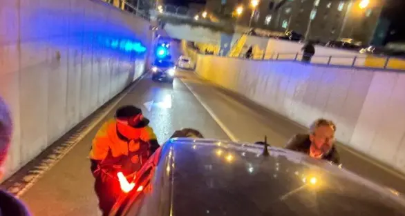 Il sindaco Ianeselli in campo: si mette a spingere l'auto in panne a Sanseverino, ironia del web