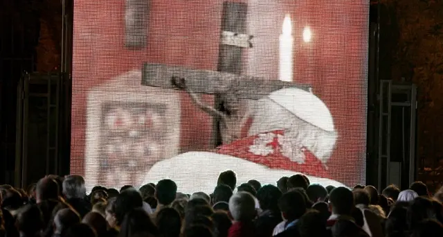 Wojtyla: gli ultimi giorni, 'lasciatemi andare'