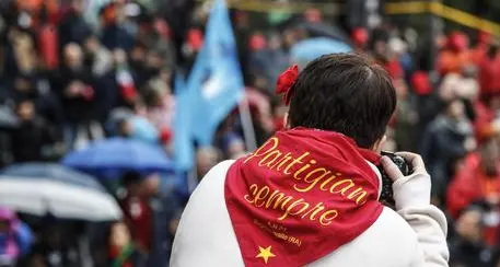 Compito per le vacanze: “Imparate a memoria Bella ciao”. Scoppiano le polemiche