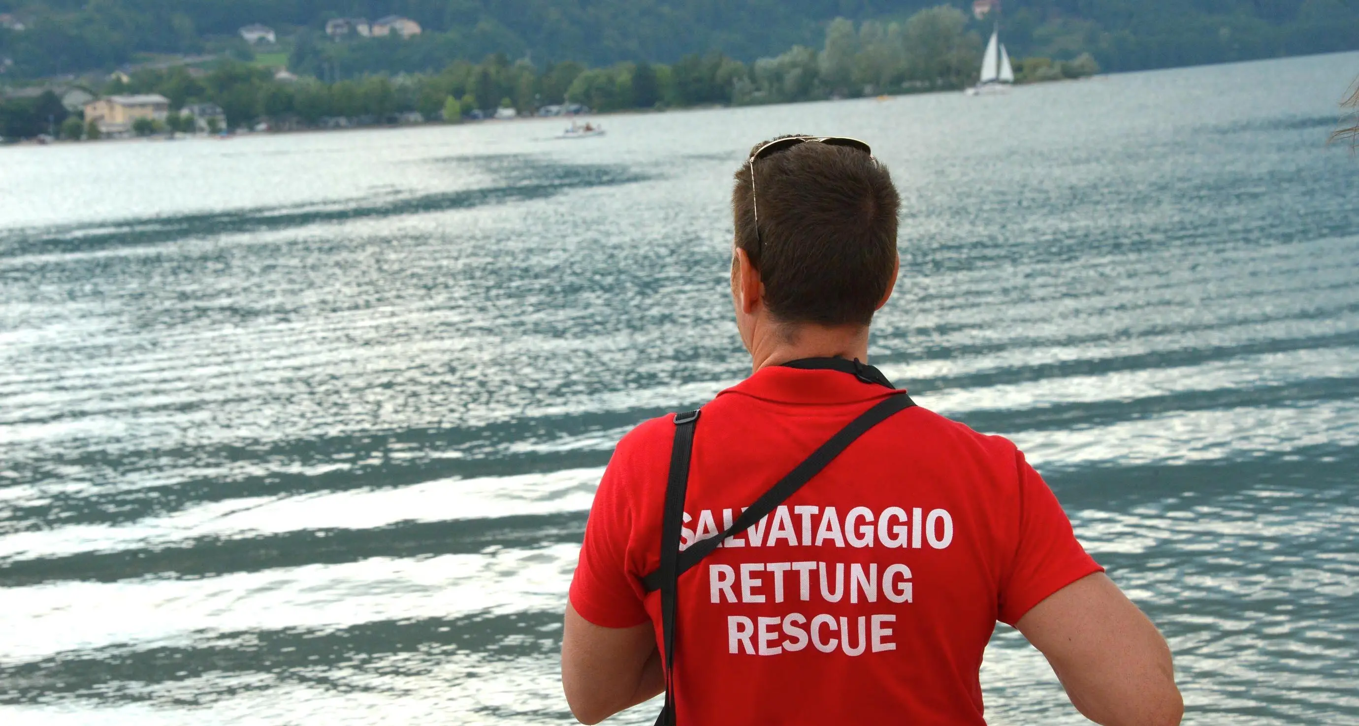 Si tuffa nel lago e si sente male, diciottenne soccorso dal bagnino al lago di Caldonazzo