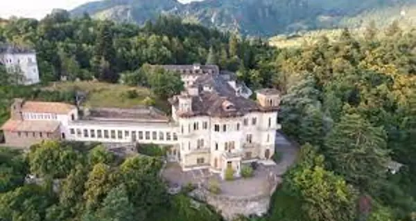 Ex Villa Rosa venduta per acquistare castel Thun, e Pergine ora si chiede cosa ne sarà (e se si cambia il Prg)