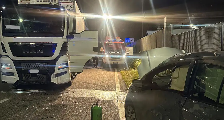 Violento scontro tra una macchina e un Tir: tre feriti