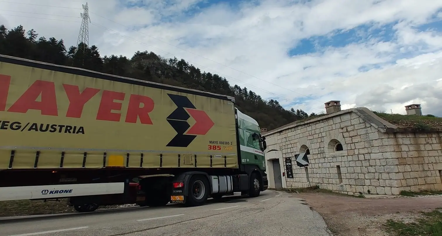 Frana a Ponte Alto, Valsugana ancora chiusa fra Trento e Pergine, e i Tir si incastrano al Cantanghel