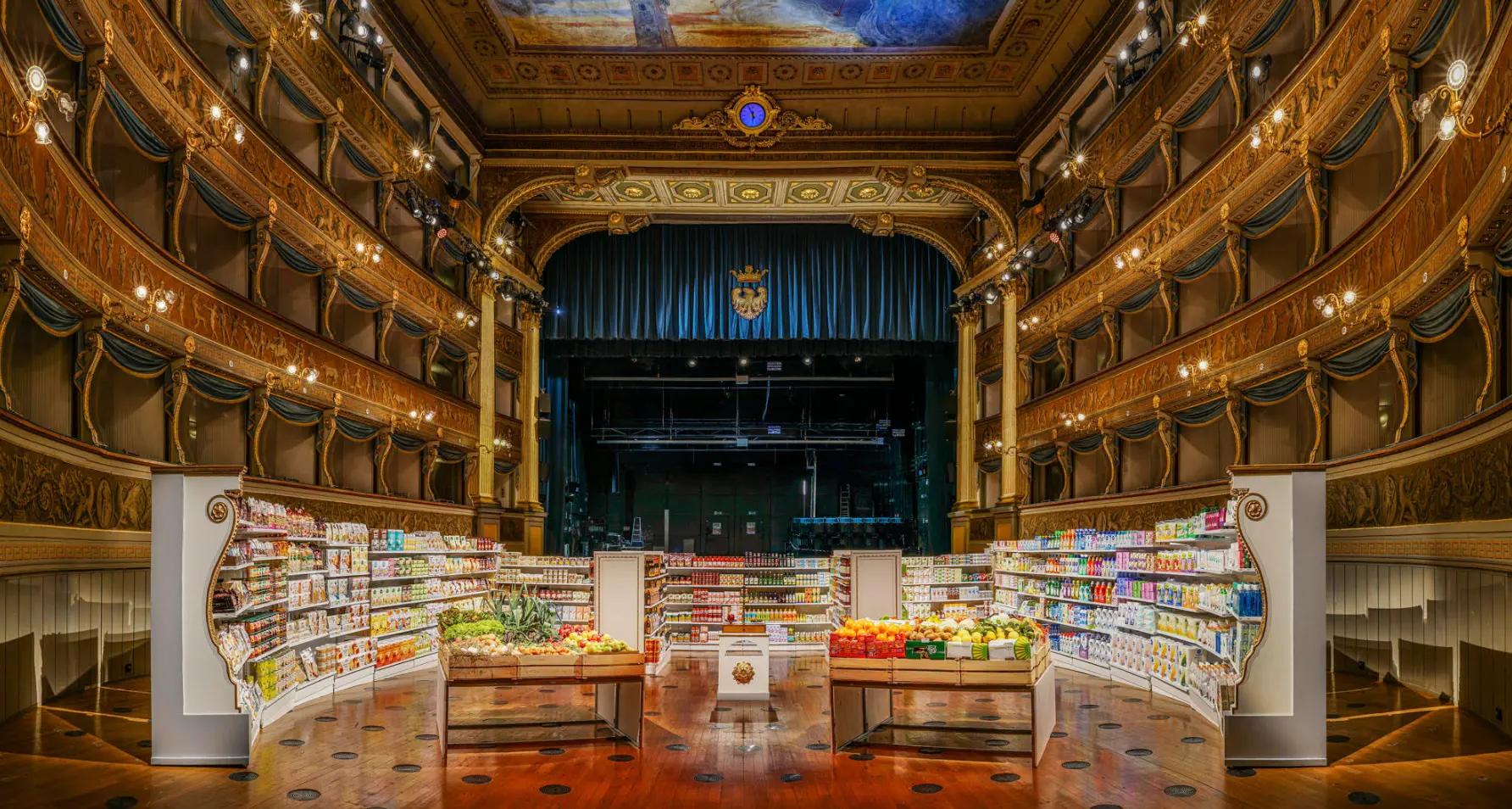 Il Teatro Sociale è chiuso? Facciamolo diventare un supermercato (che quelli sono sempre aperti)