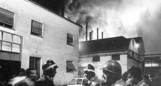 L’incendio della Sloi, la notte del 1978 in cui potevamo morire tutti. Da allora si aspetta la bonifica (che nessuno sa come fare)