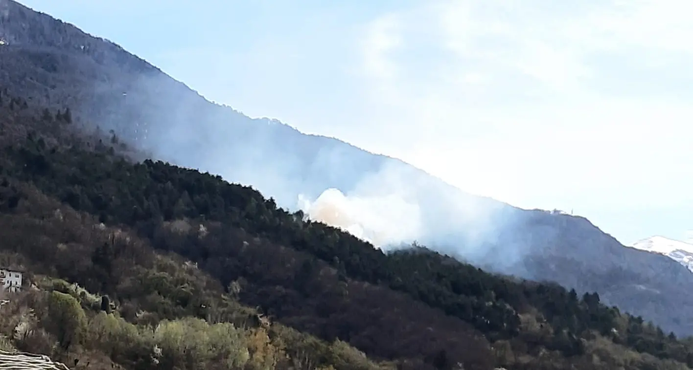 Incendio sulla Marzola, vigili del fuoco in azione
