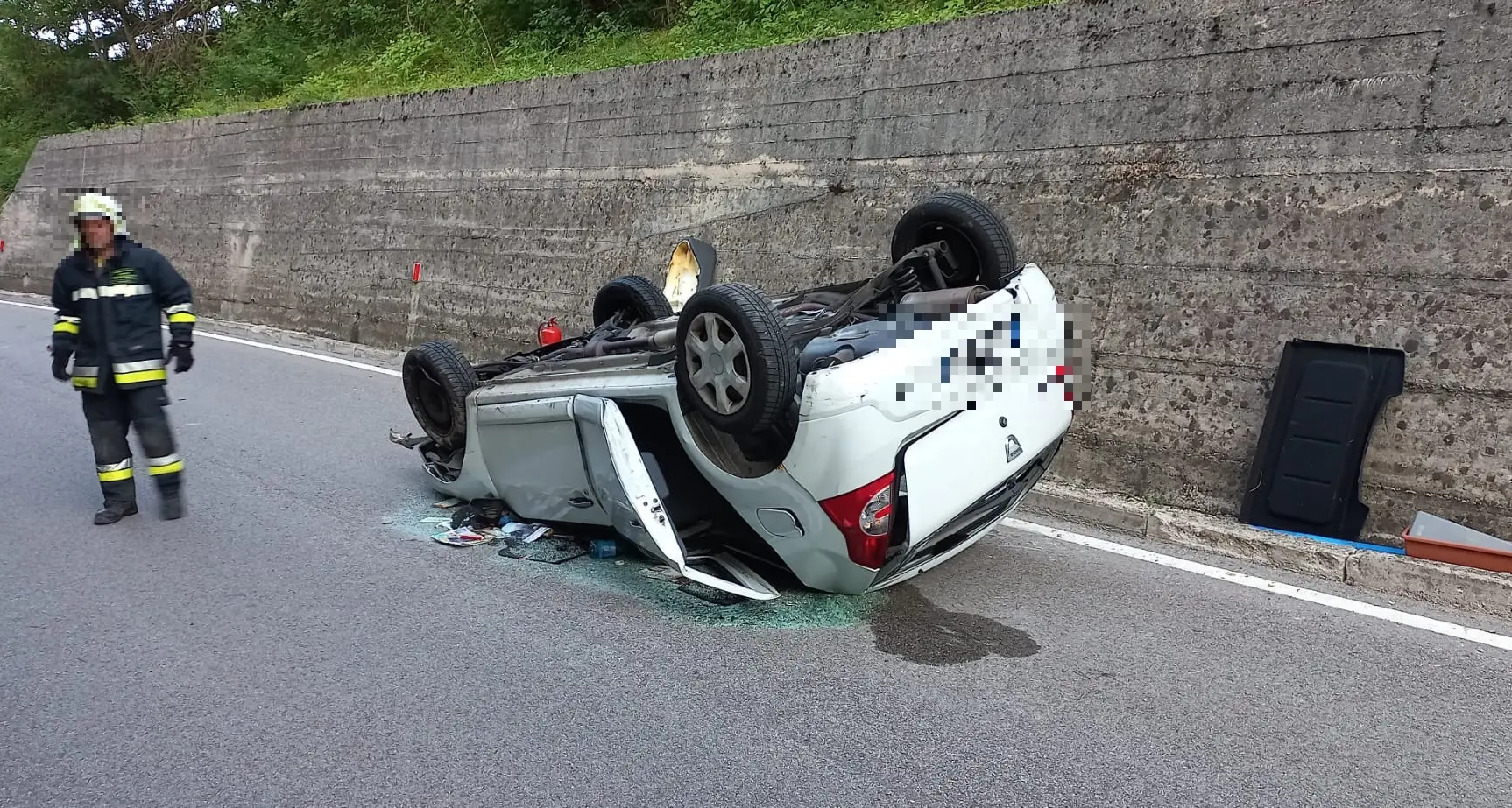 Sbanda e tocca il cordolo, l’auto di una 55enne si cappotta dopo il ponte di Cimone