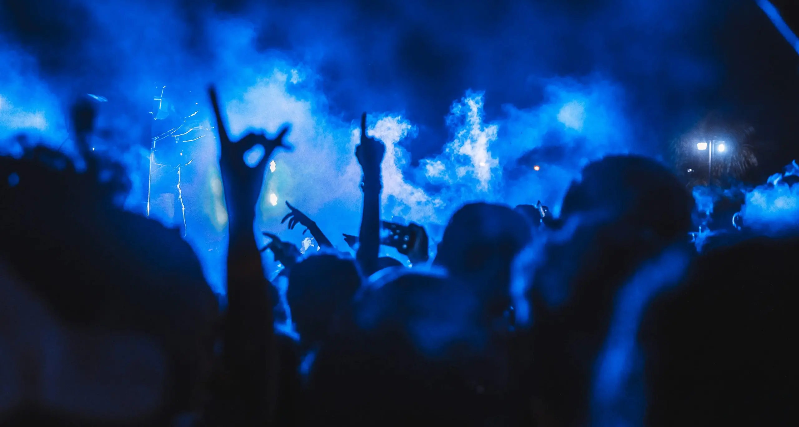 La Stradale intercetta il furgone, scatta la manovra preventiva della Questura che impedisce un «rave party» sul Leno