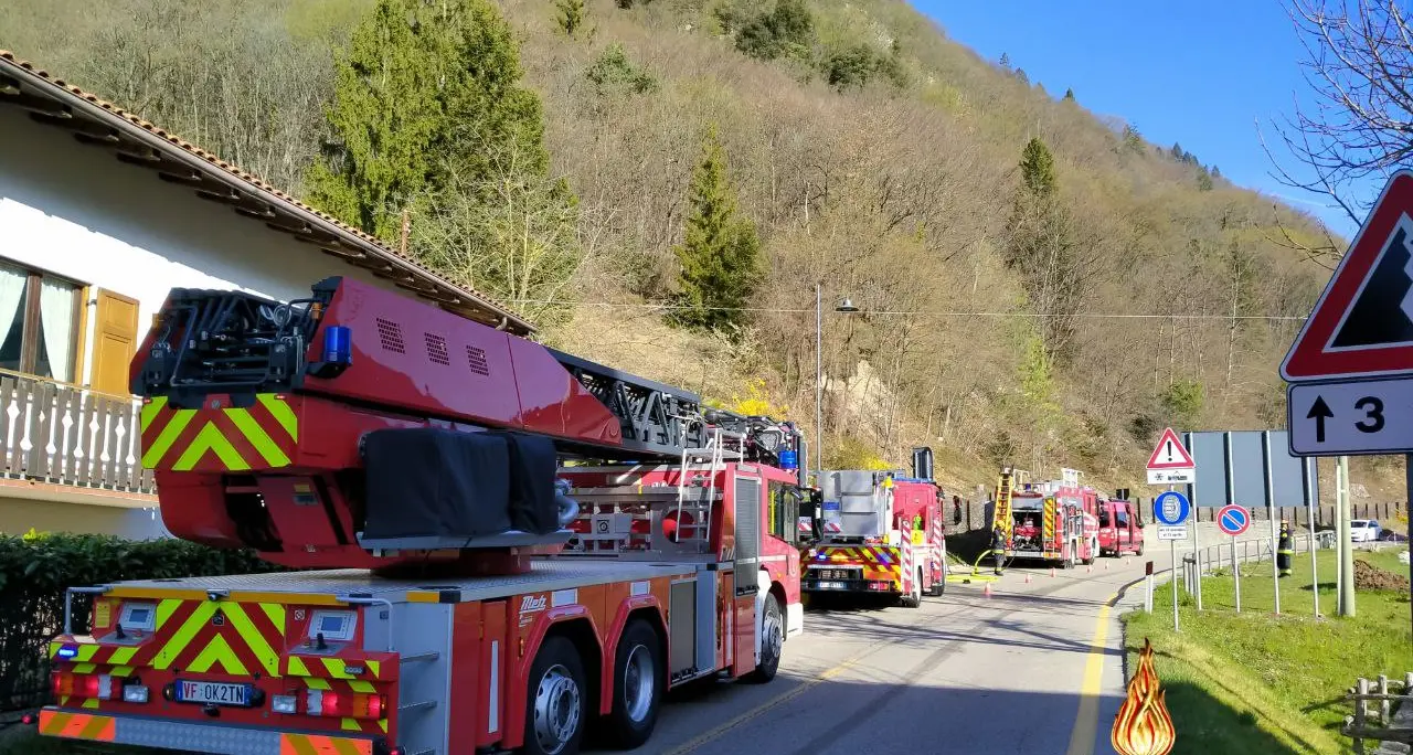 In fiamme una legnaia a Tenno, l’intervento dei vigili del fuoco ha evitato il peggio