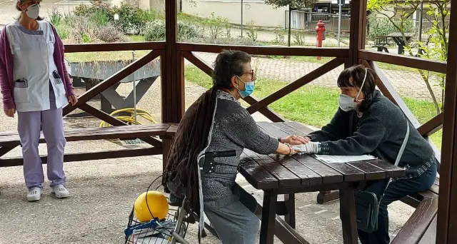 Case di riposo, il Ministero tace, via l'obbligo di mascherine da oggi. E a Pergine visite libere senza orari