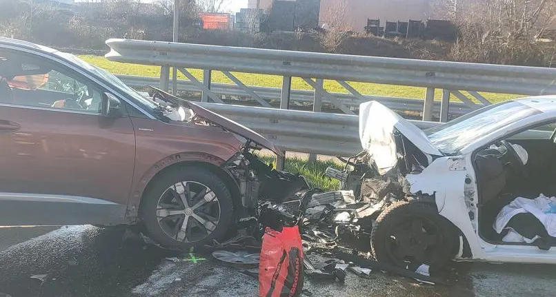 Scontro fra camion e due auto, Valsugana bloccata per ore a Campiello, tre feriti