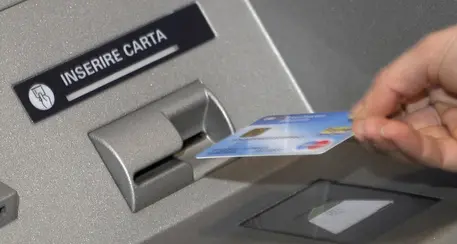 Con il bancomat rubato preleva 120 euro. Ripreso dalle telecamere, insiste: «Non è furto e non sono io»