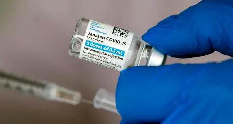 L’Ema: il vaccino è J&J sicuro, no a limitazioni: «Casi di trombosi simili ad AstraZeneca»