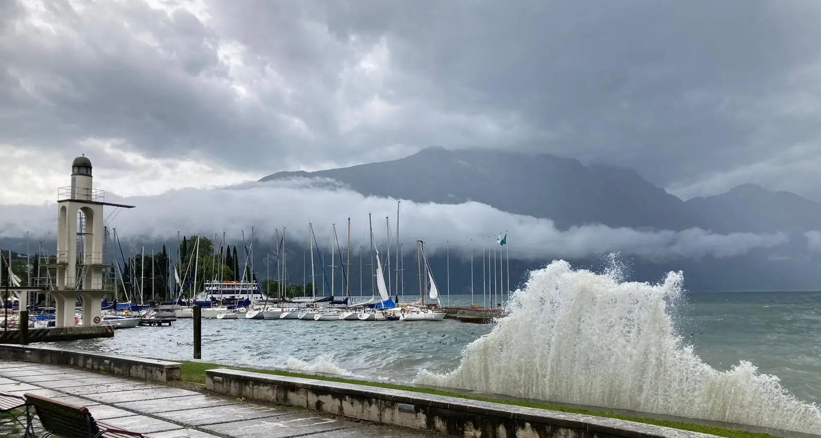 Violento temporale a Riva del Garda, turista ferito alla testa dalla tenda di un negozio