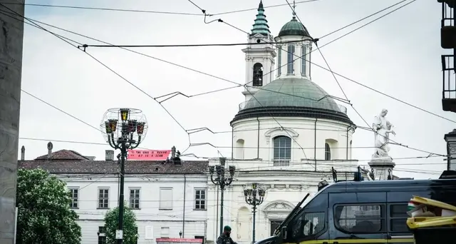 G7: ambientalisti su un tetto vicino a hotel delle delegazioni